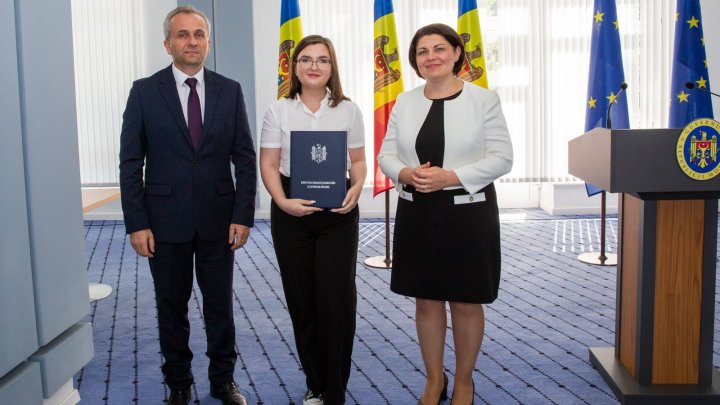 Diplome din partea prim-ministrului țării pentru cei 49 de elevi cu 10 pe linie la bacalaureat (FOTO)