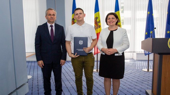 Diplome din partea prim-ministrului țării pentru cei 49 de elevi cu 10 pe linie la bacalaureat (FOTO)