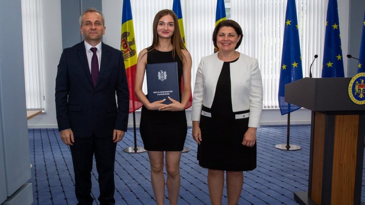 Diplome din partea prim-ministrului țării pentru cei 49 de elevi cu 10 pe linie la bacalaureat (FOTO)