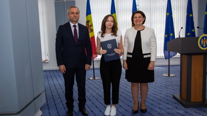 Diplome din partea prim-ministrului țării pentru cei 49 de elevi cu 10 pe linie la bacalaureat (FOTO)