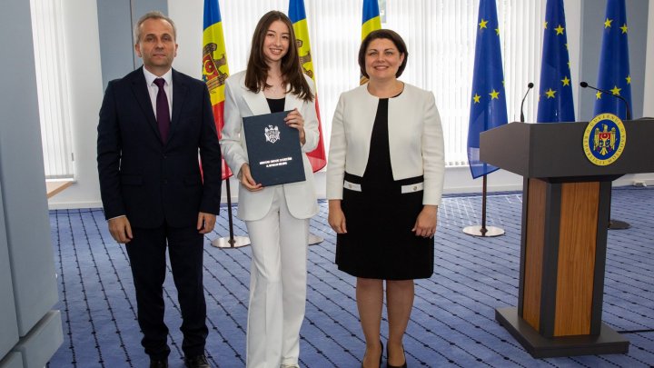 Diplome din partea prim-ministrului țării pentru cei 49 de elevi cu 10 pe linie la bacalaureat (FOTO)