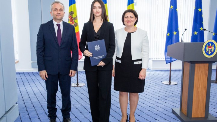 Diplome din partea prim-ministrului țării pentru cei 49 de elevi cu 10 pe linie la bacalaureat (FOTO)