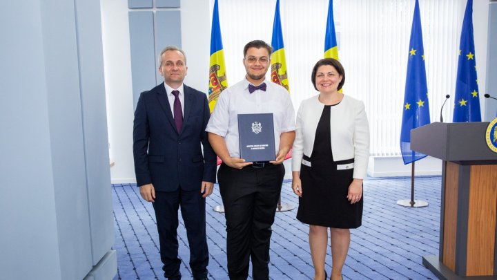 Diplome din partea prim-ministrului țării pentru cei 49 de elevi cu 10 pe linie la bacalaureat (FOTO)