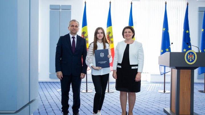 Diplome din partea prim-ministrului țării pentru cei 49 de elevi cu 10 pe linie la bacalaureat (FOTO)