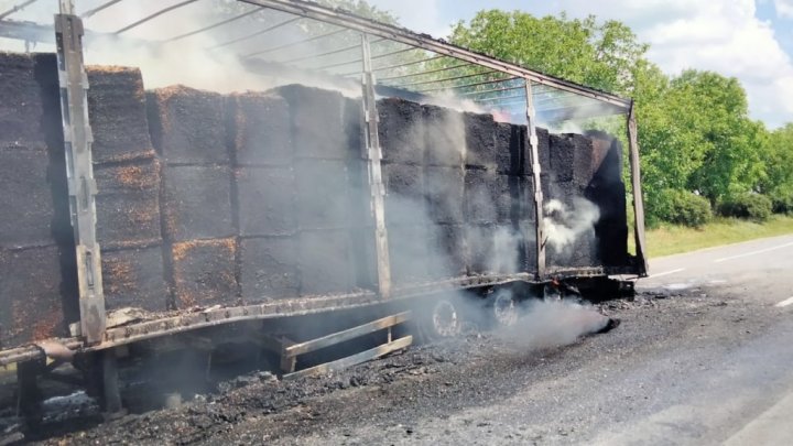 Remorca unui camion încărcat cu tutun a luat foc. Vehiculul se îndrepta spre Kiev