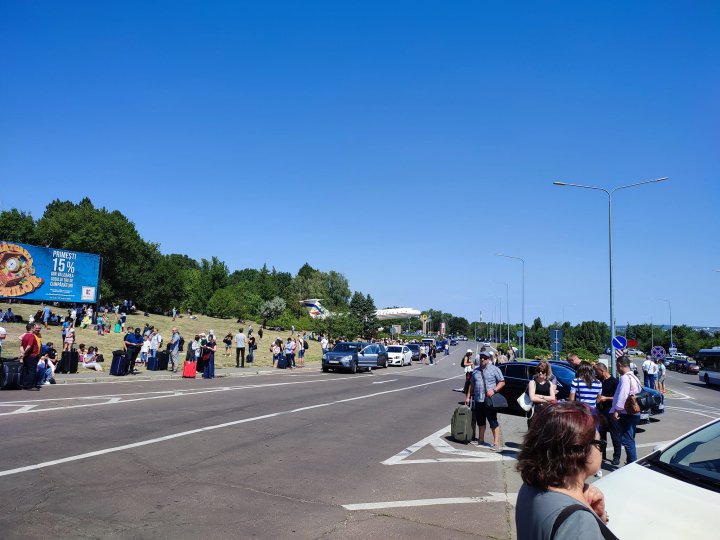 HAOS și PANICĂ pe Aeroportul din Chișinău din cauza ALERTEI CU BOMBĂ. Zeci de pasageri, evacuați (VIDEO)