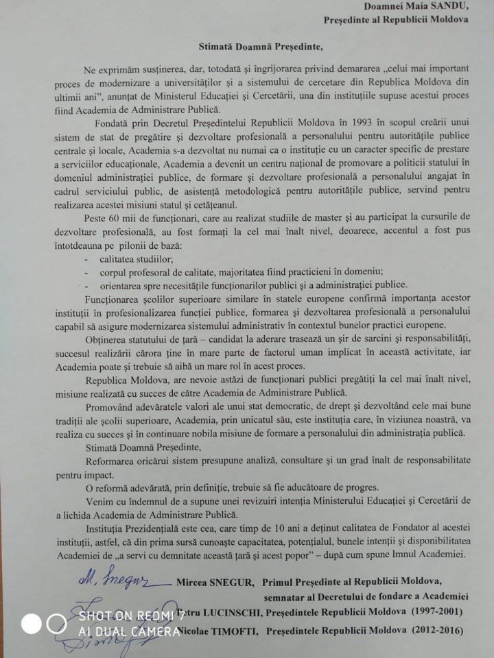 Fotografia demersului foștilor președinți ai RM care insistă pe menținerea activității Academiei de Administrare Publică 