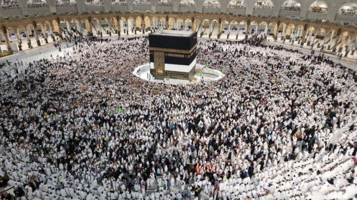 Pelerinajul de la Mecca: Aproape un milion de credincioşi din toată lumea se roagă la lăcaşul sfânt Kaaba