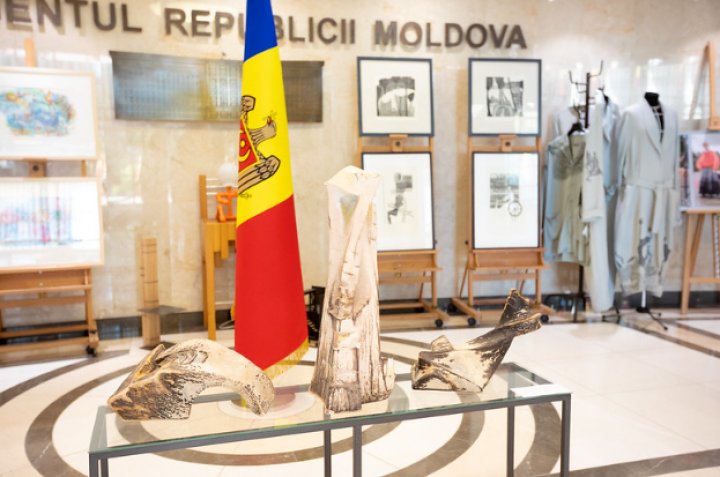 Holurile Parlamentului au prins culoare. Tinerii Academiei de Muzică, Teatru și Arte Plastice au expus publicului tablouri, sculpturi şi modele de costume populare