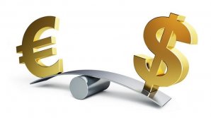 Dolarul american a ajuns aproape la acelaşi nivel cu moneda unică europeană. Explicațiile experților economici