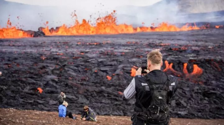 Noua erupție vulcanică din Islanda, atracție turistică pentru mii de persoane