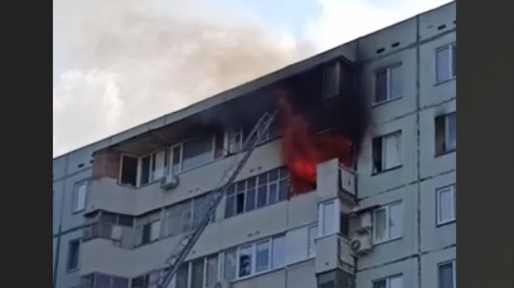 Incendiu puternic într-un bloc de locuit din Tighina