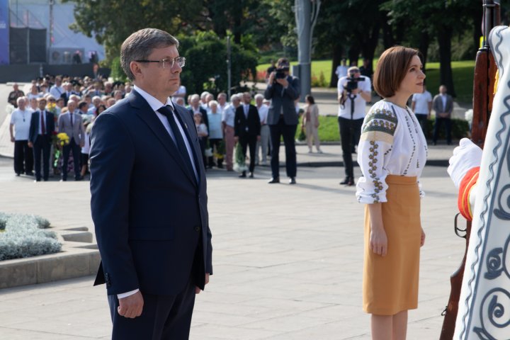 Ziua Independenței Republicii Moldova, ÎN IMAGINI. Conducerea țării a depus flori la monumentul „Maica îndurerată” și a lui Ștefan cel Mare