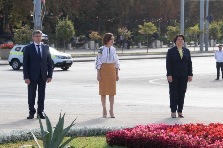 Ziua Independenței Republicii Moldova, ÎN IMAGINI. Conducerea țării a depus flori la monumentul „Maica îndurerată” și a lui Ștefan cel Mare