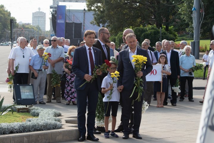 Ziua Independenței Republicii Moldova, ÎN IMAGINI. Conducerea țării a depus flori la monumentul „Maica îndurerată” și a lui Ștefan cel Mare