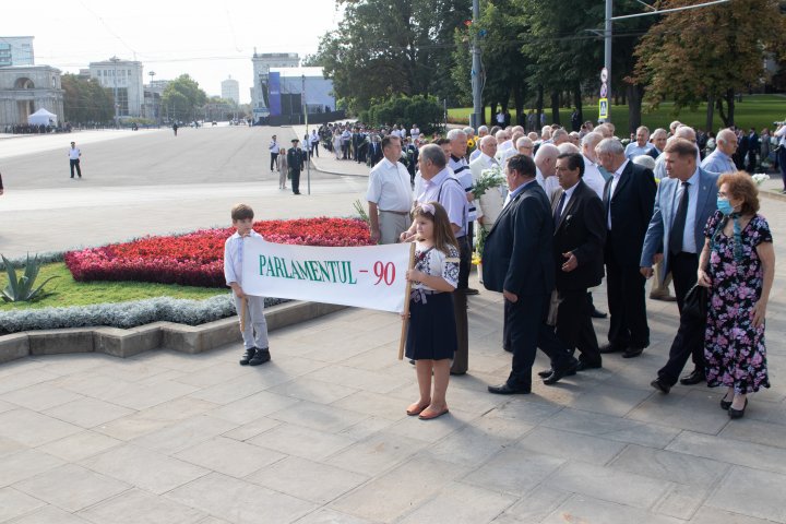 Ziua Independenței Republicii Moldova, ÎN IMAGINI. Conducerea țării a depus flori la monumentul „Maica îndurerată” și a lui Ștefan cel Mare