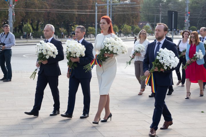 Ziua Independenței Republicii Moldova, ÎN IMAGINI. Conducerea țării a depus flori la monumentul „Maica îndurerată” și a lui Ștefan cel Mare