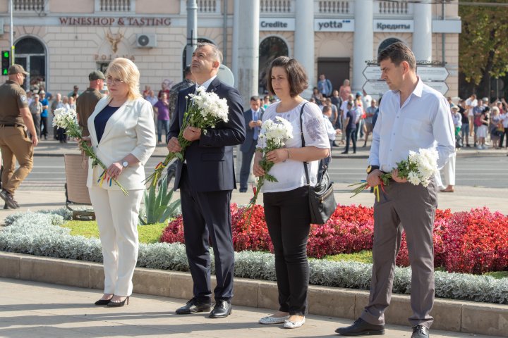 Ziua Independenței Republicii Moldova, ÎN IMAGINI. Conducerea țării a depus flori la monumentul „Maica îndurerată” și a lui Ștefan cel Mare