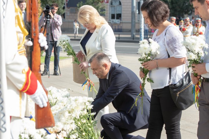 Ziua Independenței Republicii Moldova, ÎN IMAGINI. Conducerea țării a depus flori la monumentul „Maica îndurerată” și a lui Ștefan cel Mare