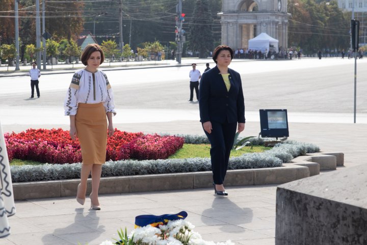 Ziua Independenței Republicii Moldova, ÎN IMAGINI. Conducerea țării a depus flori la monumentul „Maica îndurerată” și a lui Ștefan cel Mare