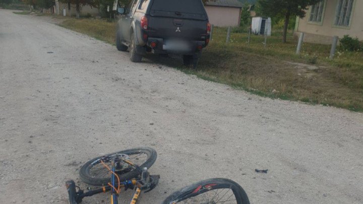 Accident în raionul Soroca. Un copil de 7 ani, care se deplasa pe o bicicletă, lovit de o mașină (FOTO)