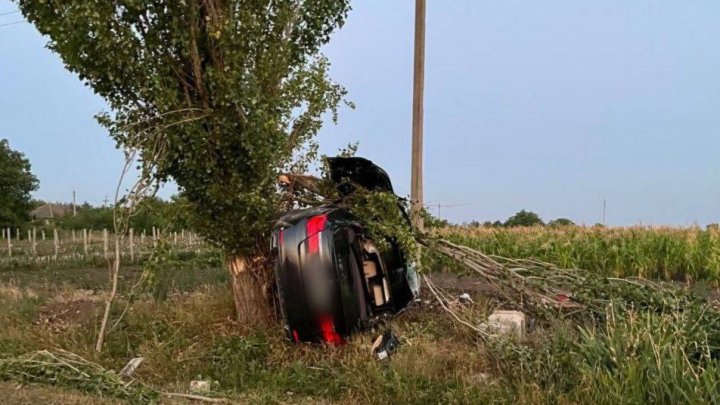 ACCIDENT CUMPLIT la Florești. Un tânăr a murit, iar o pasageră a ajuns la spital (FOTO)