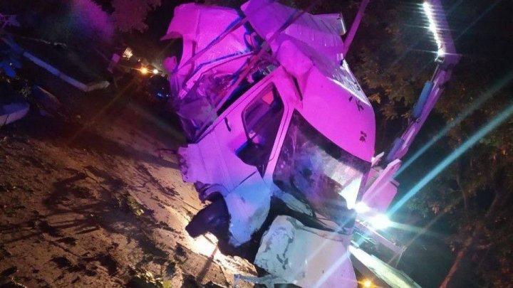 Accident cumplit la Strășeni. Un șofer de 30 de ani a murit (FOTO)