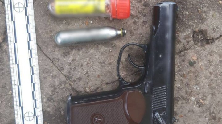 Polițiștii au depistat arme deținute ilegal la domiciliul unui bărbat din Rujnița