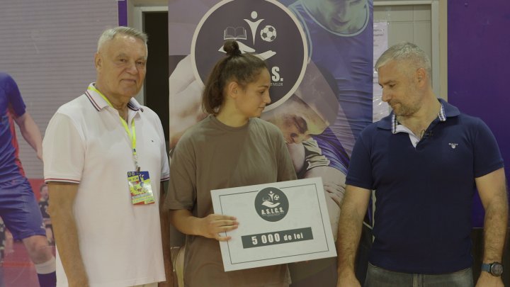 Luptătorii moldoveni care au câștigat medalii la turneele internaționale, premiaţi de ASICS