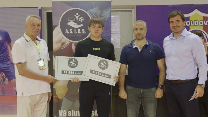 Luptătorii moldoveni care au câștigat medalii la turneele internaționale, premiaţi de ASICS