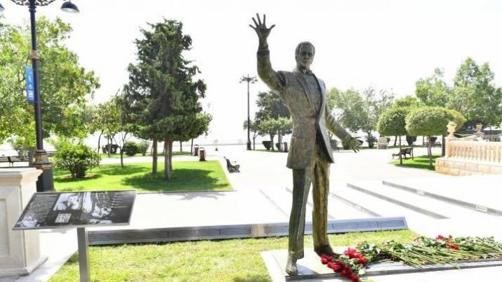 La Baku a fost inaugurat un monument în memoria marelui cântăreț Muslim Magomayev