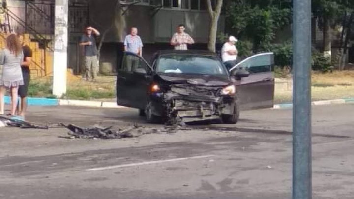 Accident rutier la Cricova. Două unități de același model s-au ciocnit în centrul orașului (FOTO)