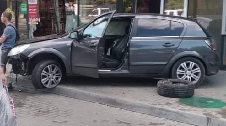 Accident rutier la Cricova. Două unități de același model s-au ciocnit în centrul orașului (FOTO)