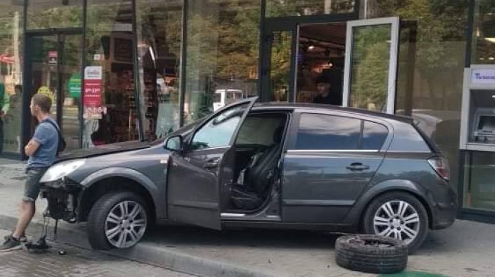 Accident rutier la Cricova. Două unități de același model s-au ciocnit în centrul orașului (FOTO)