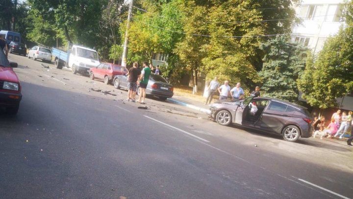 Accident rutier la Cricova. Două unități de același model s-au ciocnit în centrul orașului (FOTO)