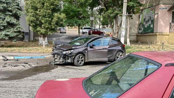 Accident rutier la Cricova. Două unități de același model s-au ciocnit în centrul orașului (FOTO)