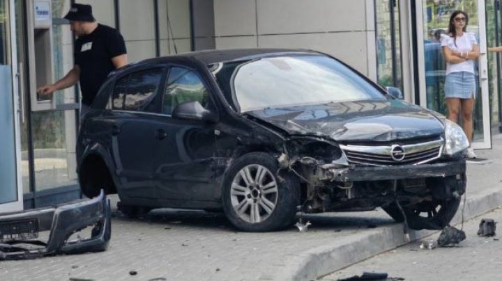 Accident rutier la Cricova. Două unități de același model s-au ciocnit în centrul orașului (FOTO)