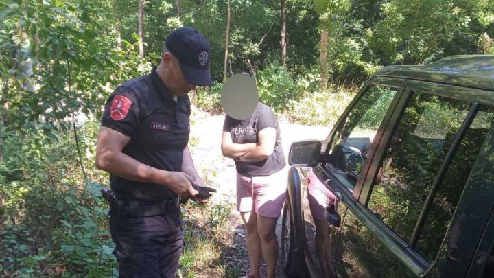 Călătorie cu ghinion pentru o mamă cu doi copii mici. Femeia a fost ajutată de carabinieri 