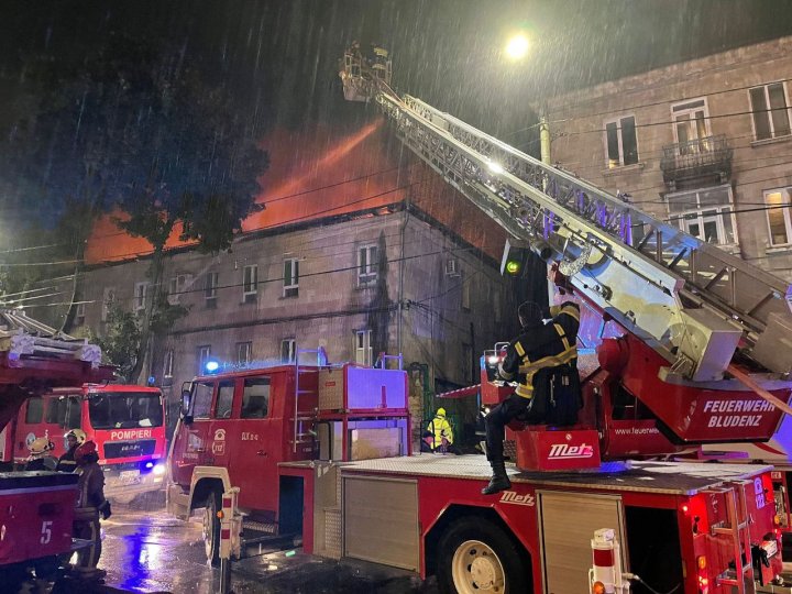 Incendiu puternic în Capitală. O clădire cu 2 etaje, cuprinsă de flăcări (VIDEO/FOTO)