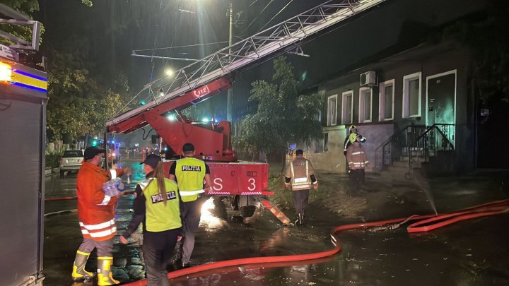 Incendiu puternic în Capitală. O clădire cu 2 etaje, cuprinsă de flăcări (VIDEO/FOTO)