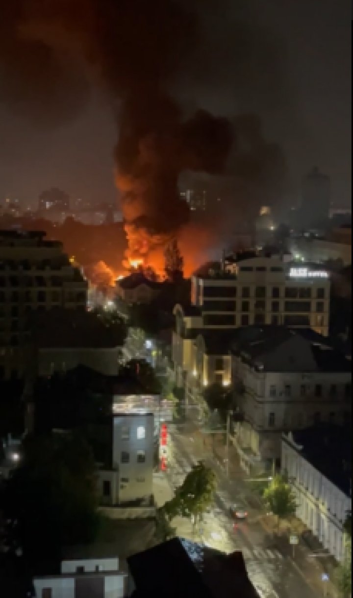 Incendiu puternic în Capitală. O clădire cu 2 etaje, cuprinsă de flăcări (VIDEO/FOTO)