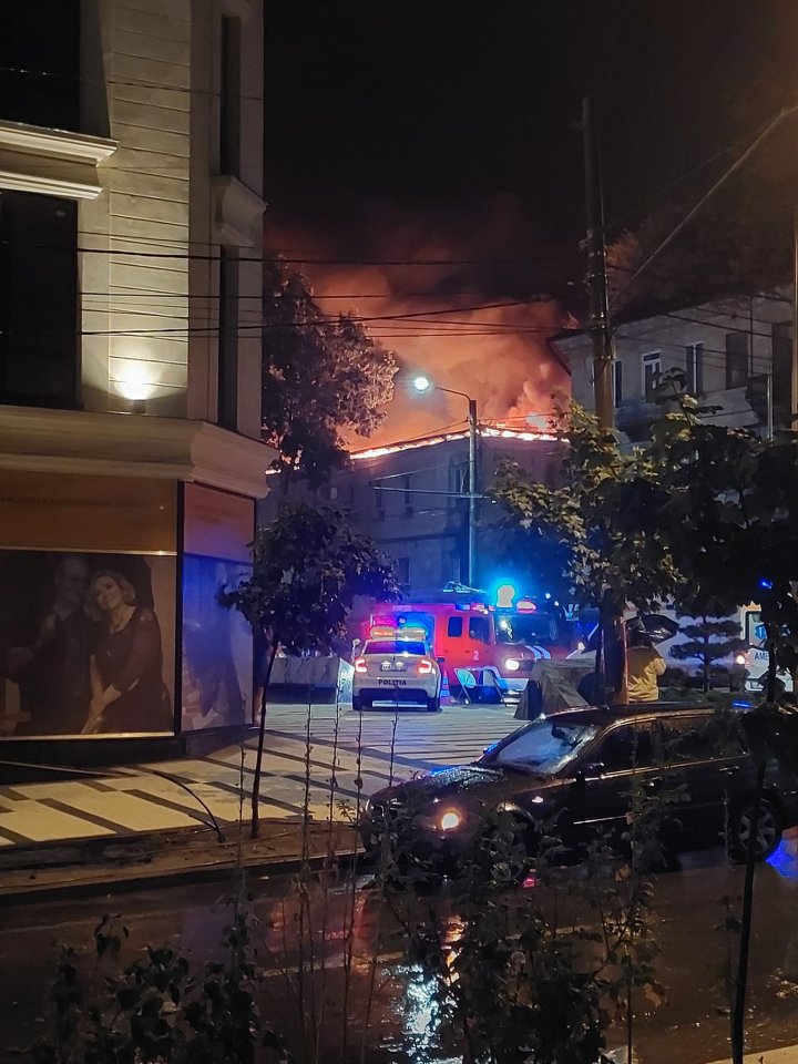 Incendiu puternic în Capitală. O clădire cu 2 etaje, cuprinsă de flăcări (VIDEO/FOTO)