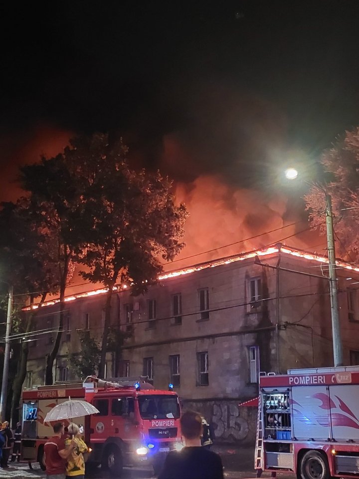 Incendiu puternic în Capitală. O clădire cu 2 etaje, cuprinsă de flăcări (VIDEO/FOTO)