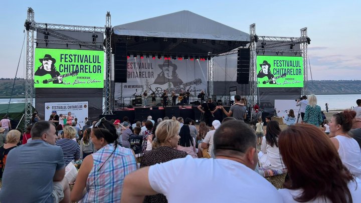 Atmosferă magică la Lopatna, Orhei. Cântecele regretatului artist Iurie Sadovnic au răsunat, în cadrul Festivalului Chitarelor