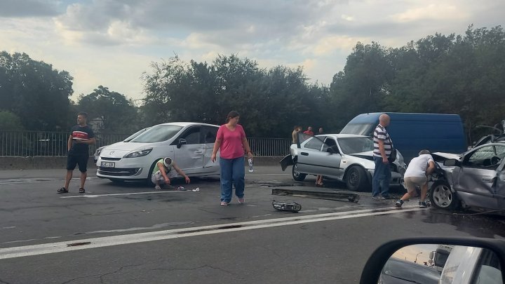 Accident în sectorul Botanica. Mai multe mașini, avariate. Sunt victime. Poliția, ambulanța, la fața locului (VIDEO/FOTO)