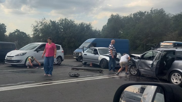 Accident în sectorul Botanica. Mai multe mașini, avariate. Sunt victime. Poliția, ambulanța, la fața locului (VIDEO/FOTO)