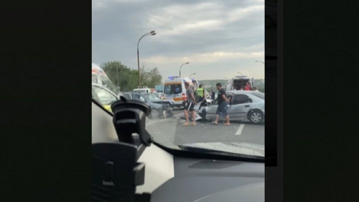 Accident în sectorul Botanica. Mai multe mașini, avariate. Sunt victime. Poliția, ambulanța, la fața locului (VIDEO/FOTO)