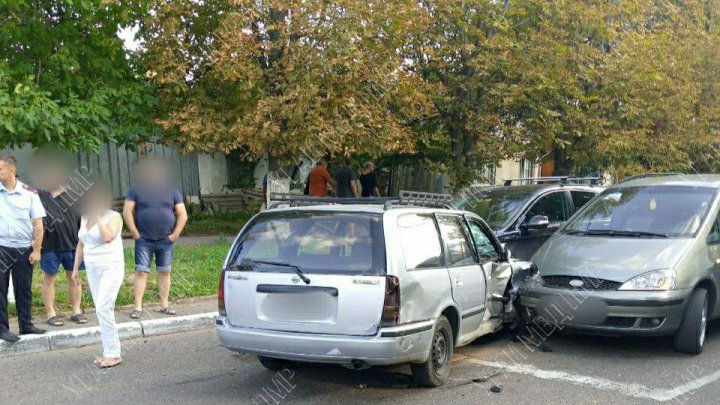 Accident în lanț la Bender. Patru automobile s-au ciocnit la o intersecție (VIDEO)