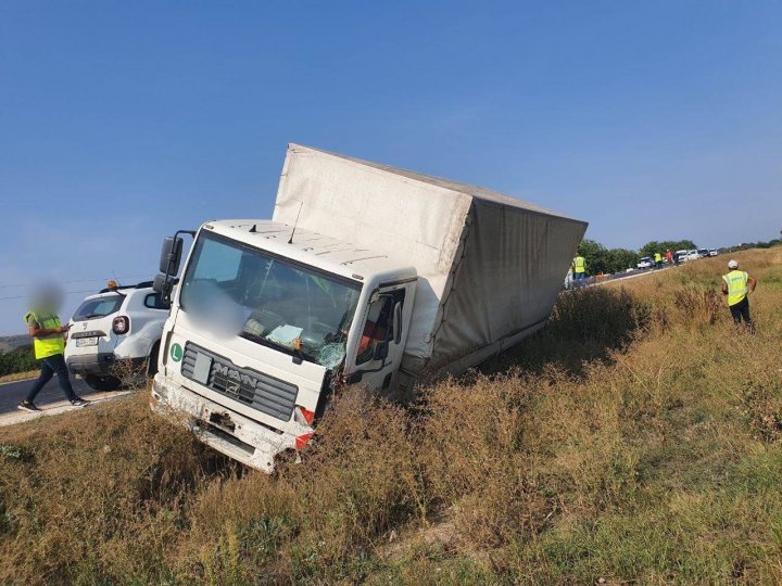 Accident de groază la Telenești. Un muncitor de la reabilitarea drumurilor, ucis de un camion, iar alți doi loviți în plin de o Dacia