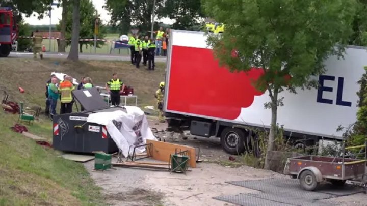 MOMENTE DE GROAZĂ. Un camion a intrat în mulțimea adunată la o petrecere în aer liber, în Olanda. Mai multe persoane au murit